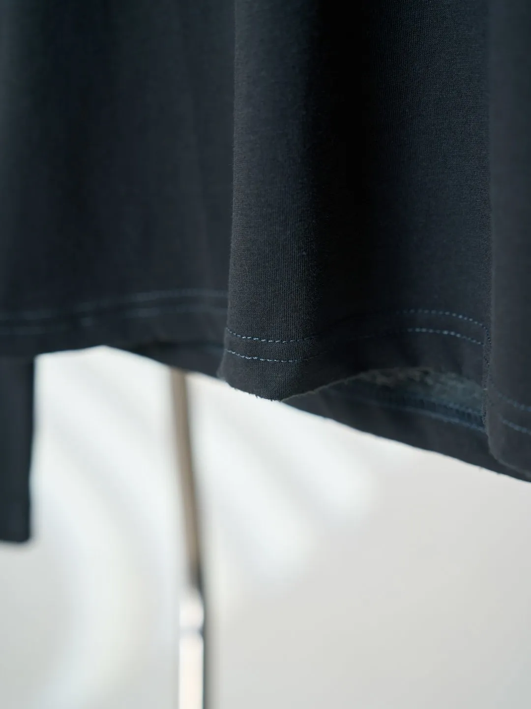 [Real product hanging] Acne Studios logo printed long sleeves (women's style) [In Stock] S M L custom-made cloud wadding smooth linen cotton material, smooth drape, delicate and breathable. A charcoal-toned stone-ground gray pavement base creates a hazy texture that creates a high-end feel. The soft dark tones interpret the elegance of the Nordic atmosphere. The Acne Studios logo pattern serves as a restrained footnote, and the restrained and compact format is hidden in a corner of the chest, highlighting the brand's charm. The soft dropped shoulders modify the shoulder shape, the short hem falls precisely on the waistline, the extended dropped sleeves add a casual atmosphere, and the relaxed cut creates a casual silhouette. The blank design uses simplicity to control complexity, quality wins quantity, and fully demonstrates taste. 1 Glue printing uses glue liquid paint to print patterns on fabrics, and bakes the fabric to fix the printed patterns. 2. Gradient distressed spray paint. By spraying dyes of different colors on the surface of the fabric, the clothes can show rich color changes under different lights and increase the visual layering. 3. Positioning and wear-and-tear. Many places on the garment body are regularly positioned and worn manually. Manual brush marks are added to add texture and depth to the surface of the clothing to imitate the texture of natural wear and tear. 4. Enzyme washing treatment: The fabrics have been fermented and washed to give them a better feel and texture. They are not easy to deform, shrink or fade. They maintain long-term beauty and fit.